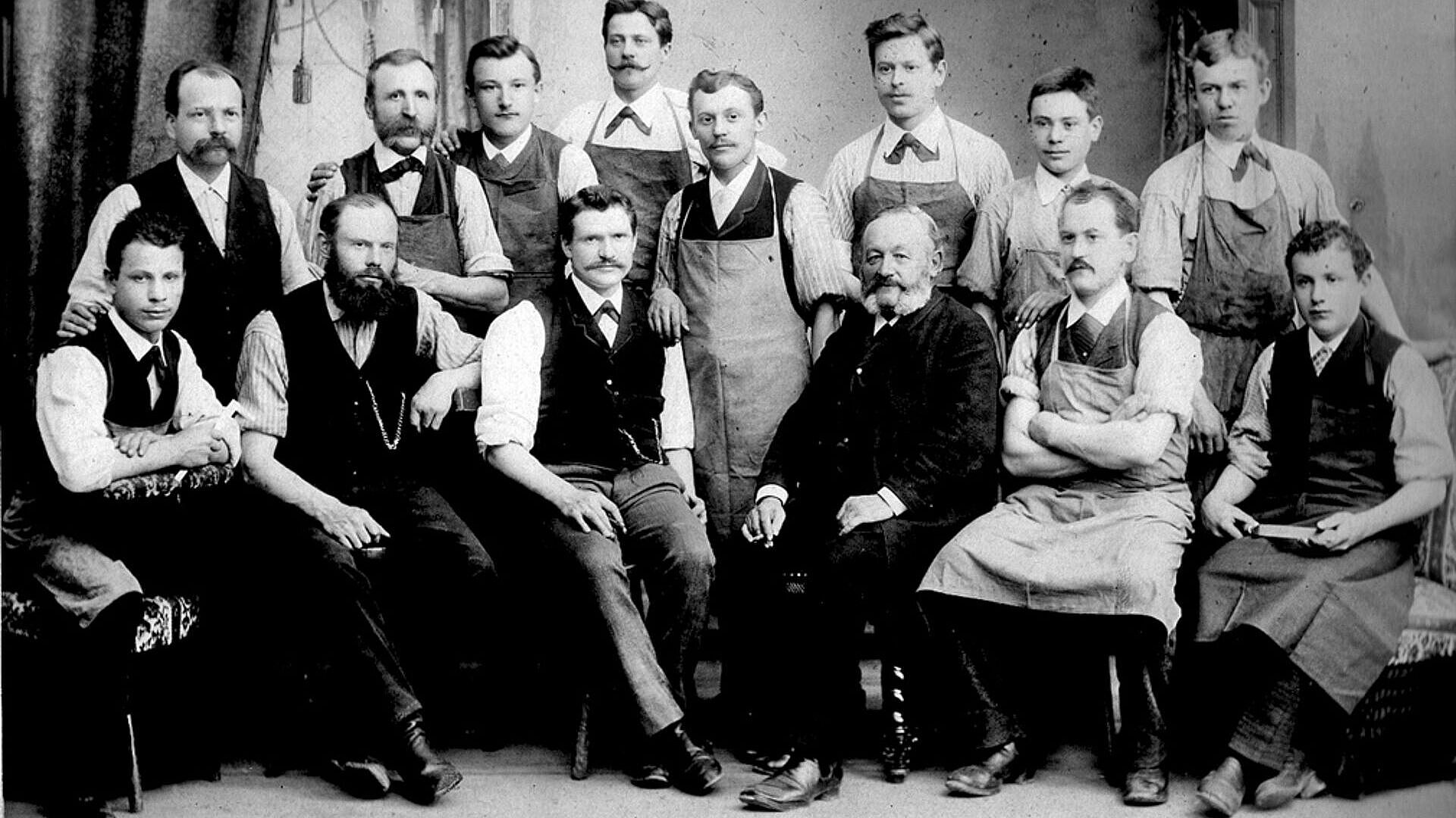 Eine Gruppe Männer posieren für ein Schwarz-Weiß-Foto aus dem Jahre 1888