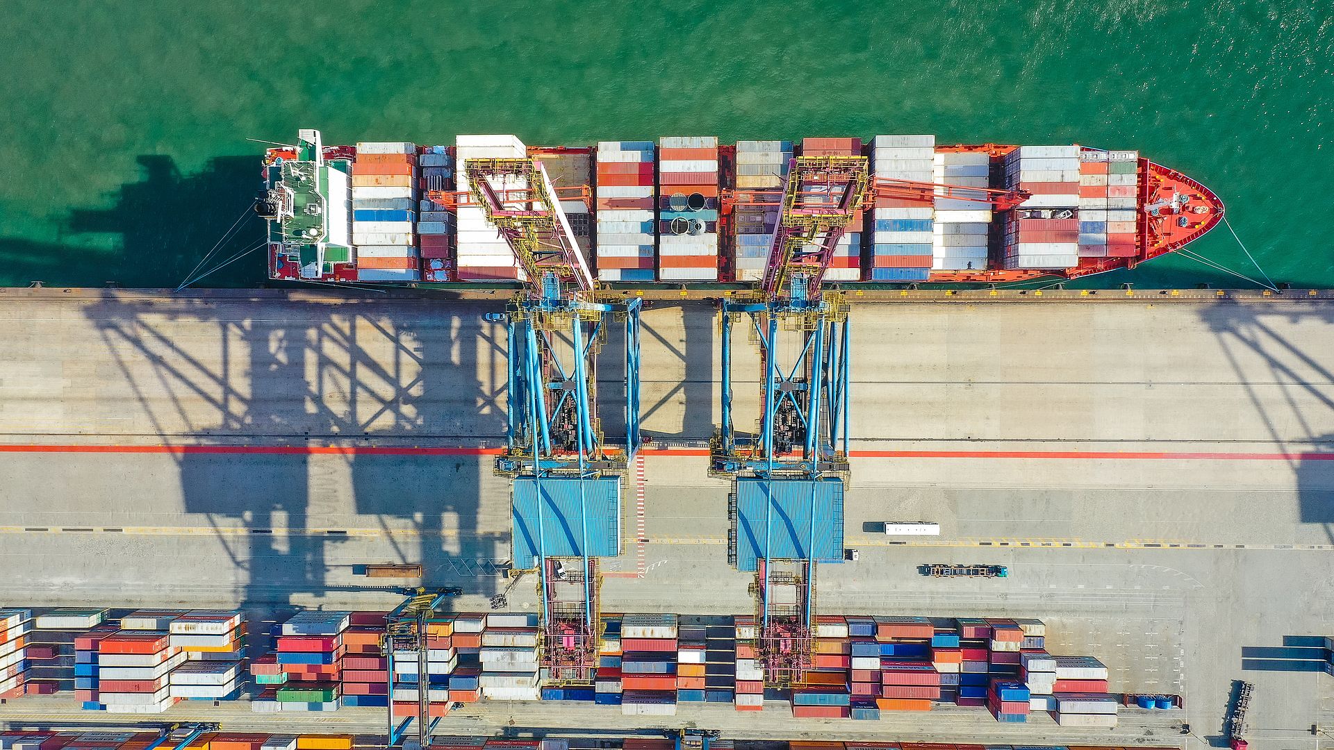 Aufnahme einer Beladung eines Containerschiffs von oben